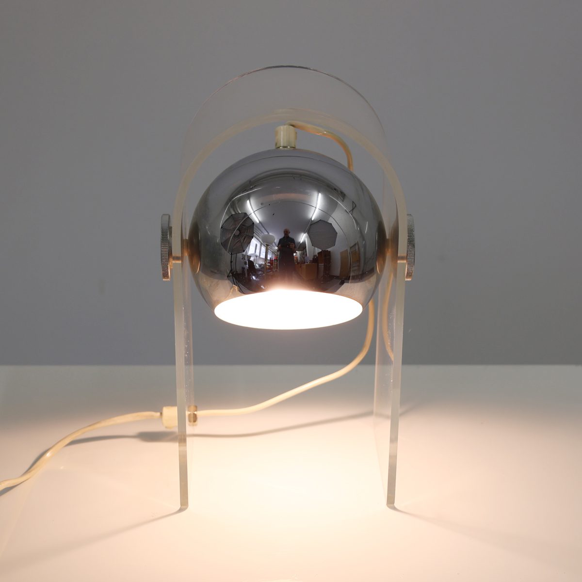 Lampe boule spot vintage Space Age plexiglass et métal – Image 3