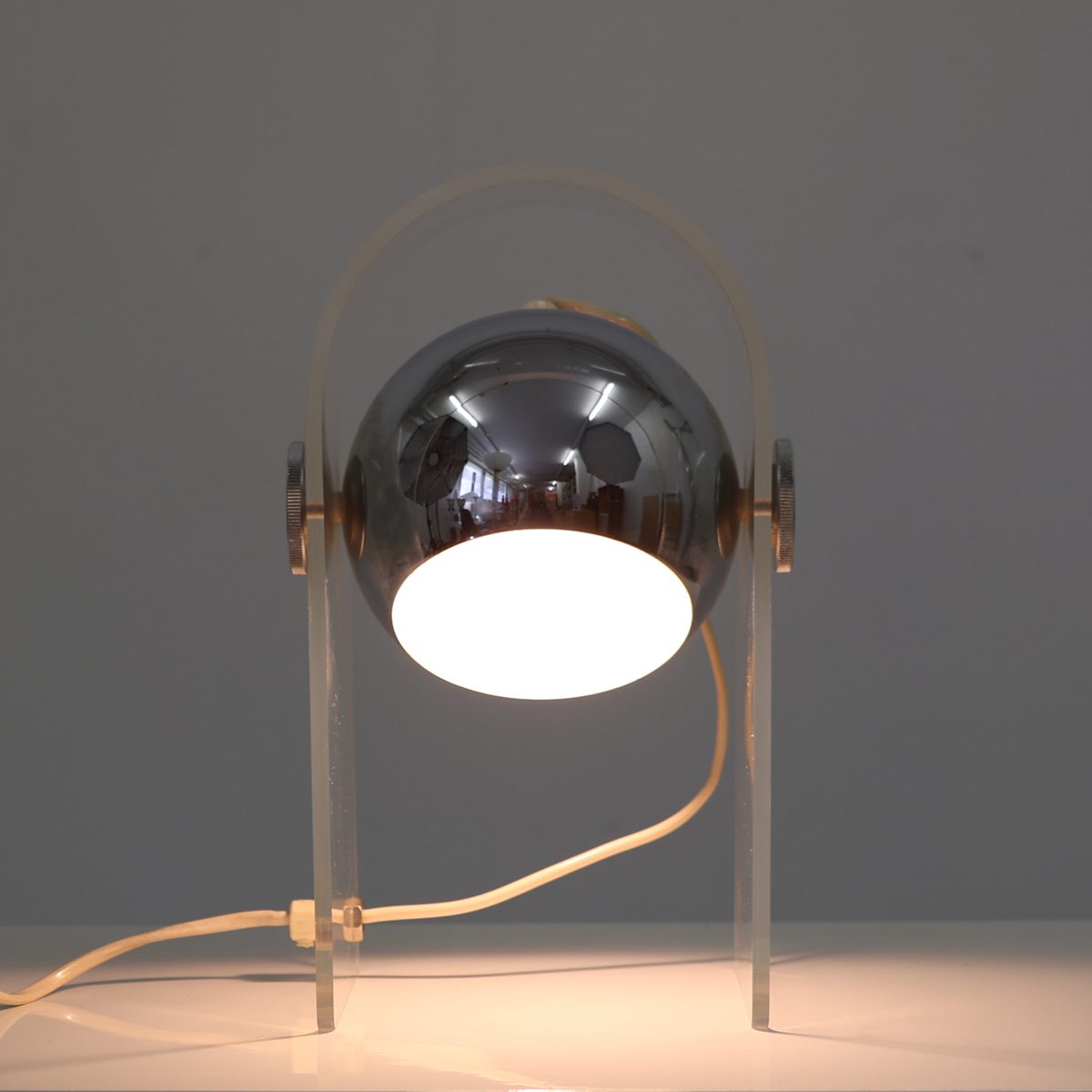 Lampe boule spot vintage Space Age plexiglass et métal – Image 4