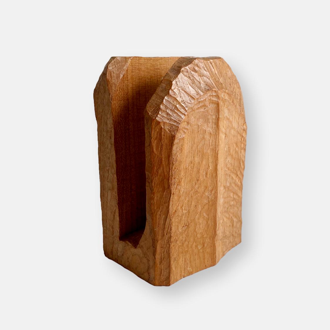 Ancien porte-lettres anthroposophique en bois signé