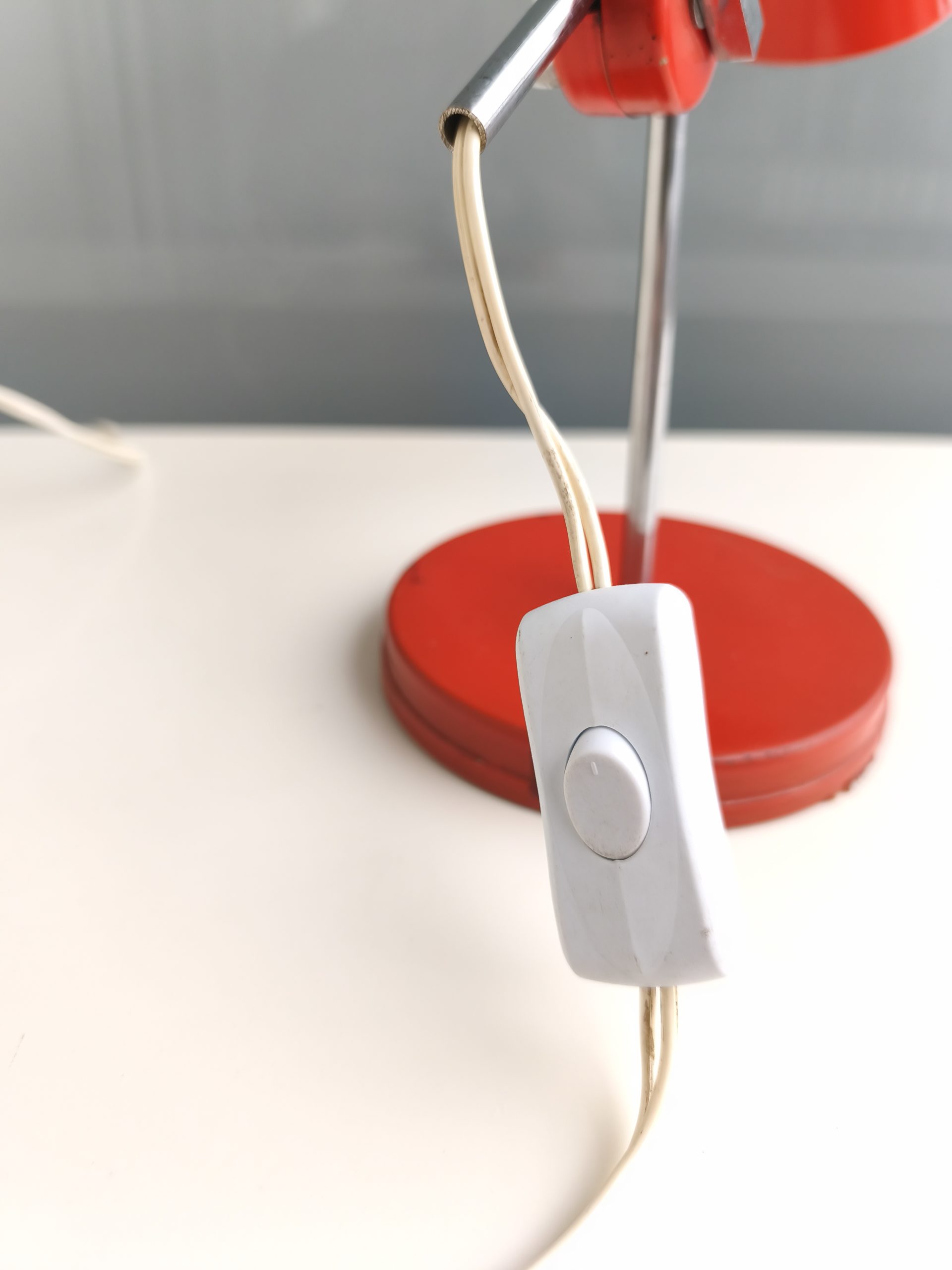 Lampe de table rouge – Image 8