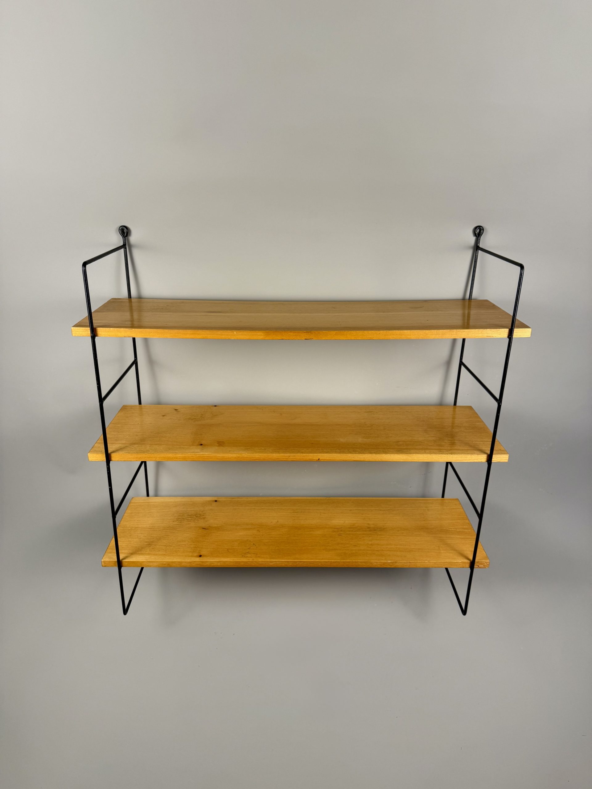 Wall shelf in wood veneer and black metal, vintage – Image 2
