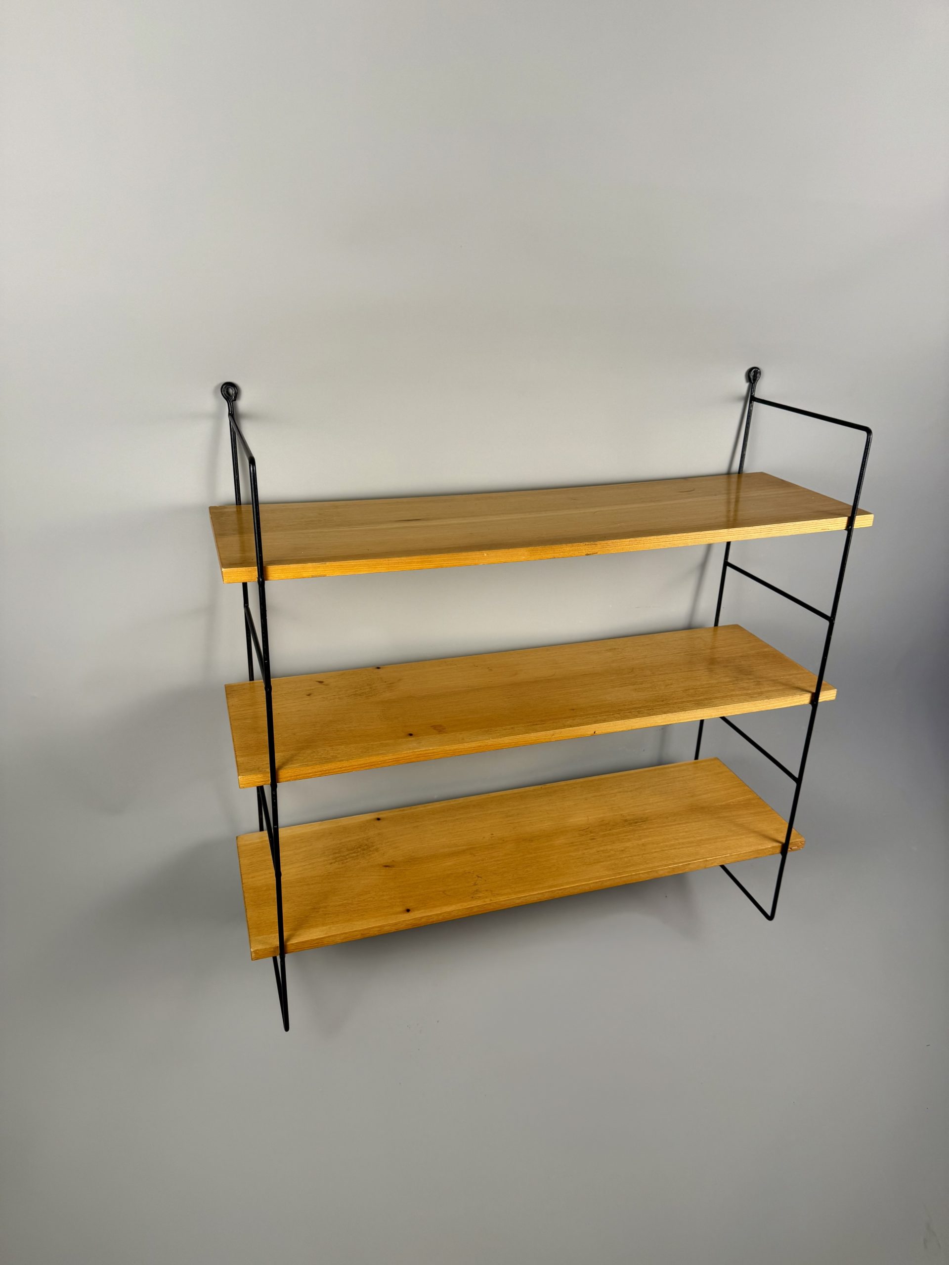 Wall shelf in wood veneer and black metal, vintage – Image 3