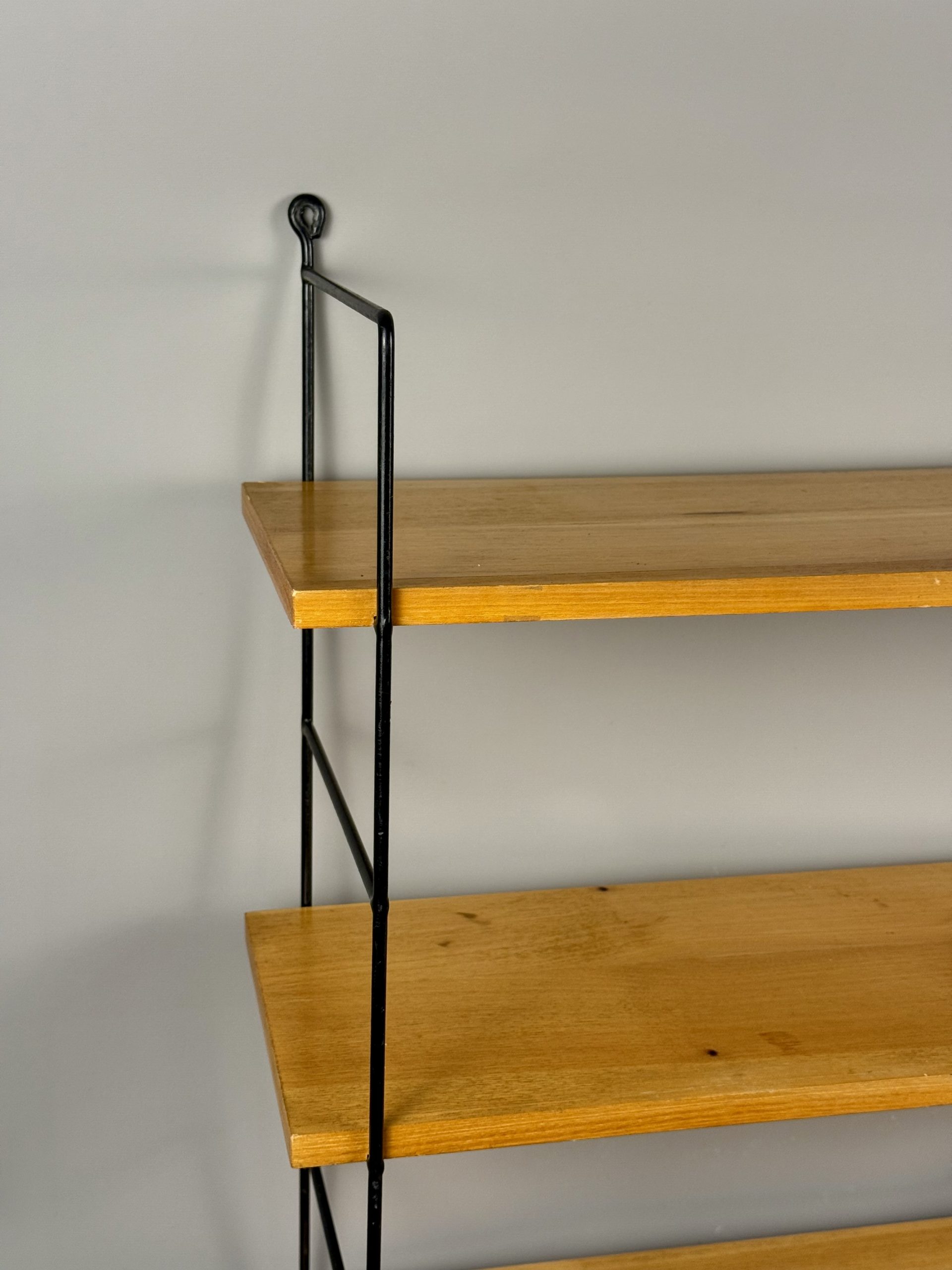 Wall shelf in wood veneer and black metal, vintage – Image 6