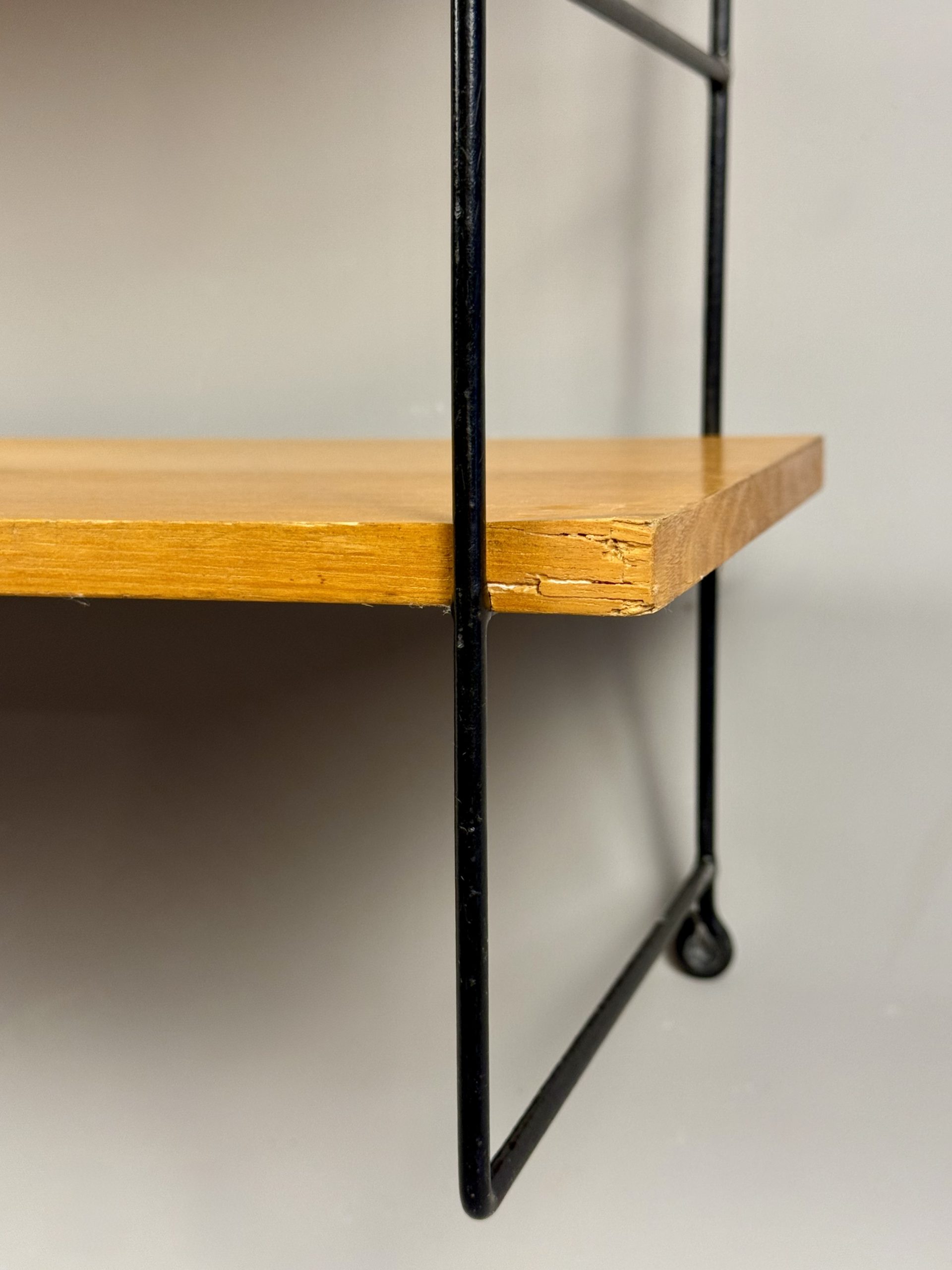 Wall shelf in wood veneer and black metal, vintage – Image 9