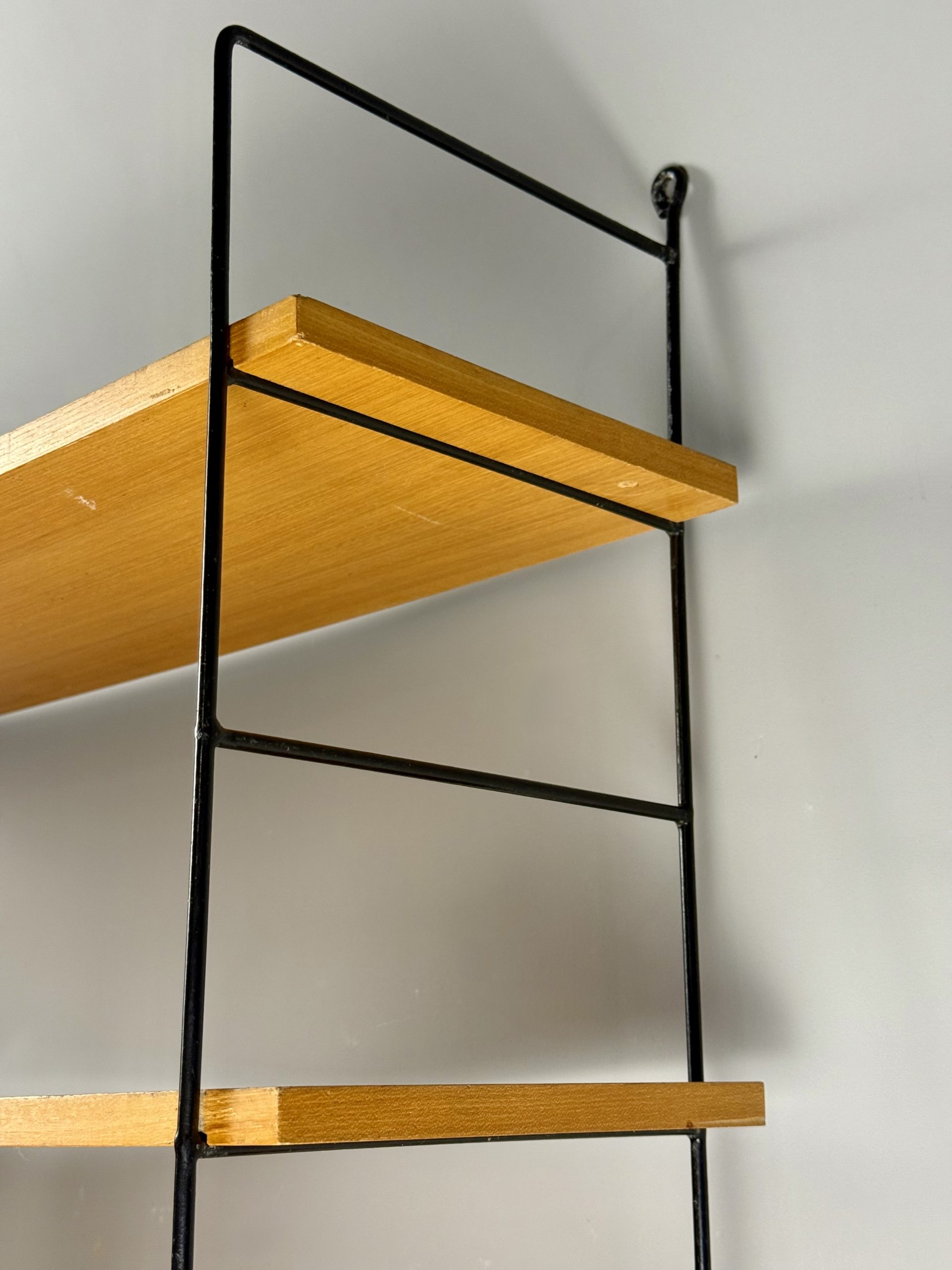 Wall shelf in wood veneer and black metal, vintage – Image 8