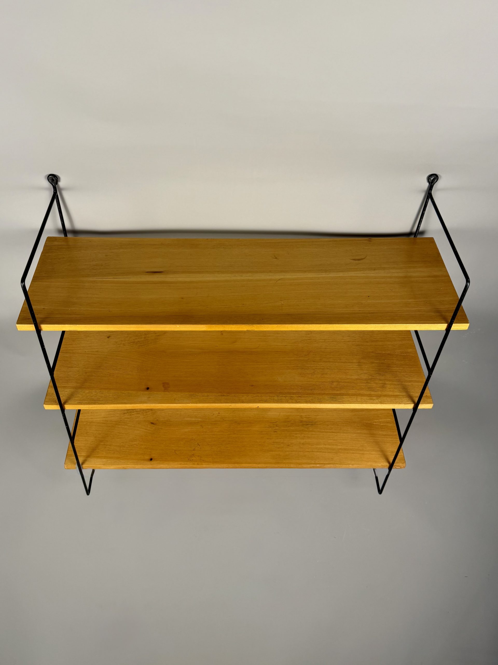 Wall shelf in wood veneer and black metal, vintage – Image 5