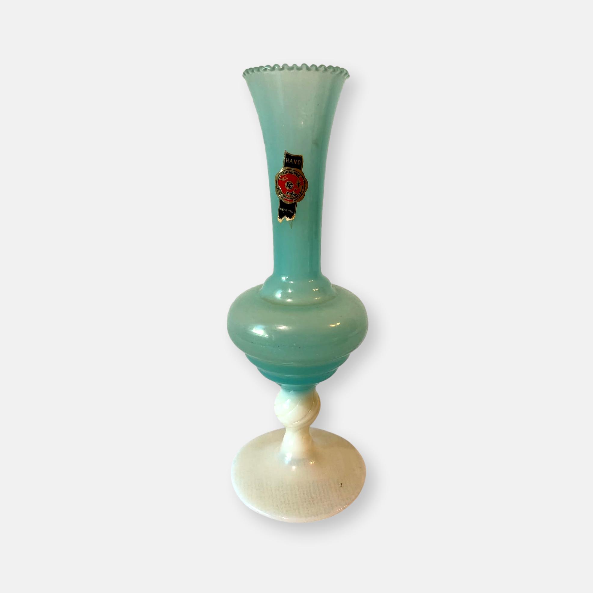 Vase en opaline bleu