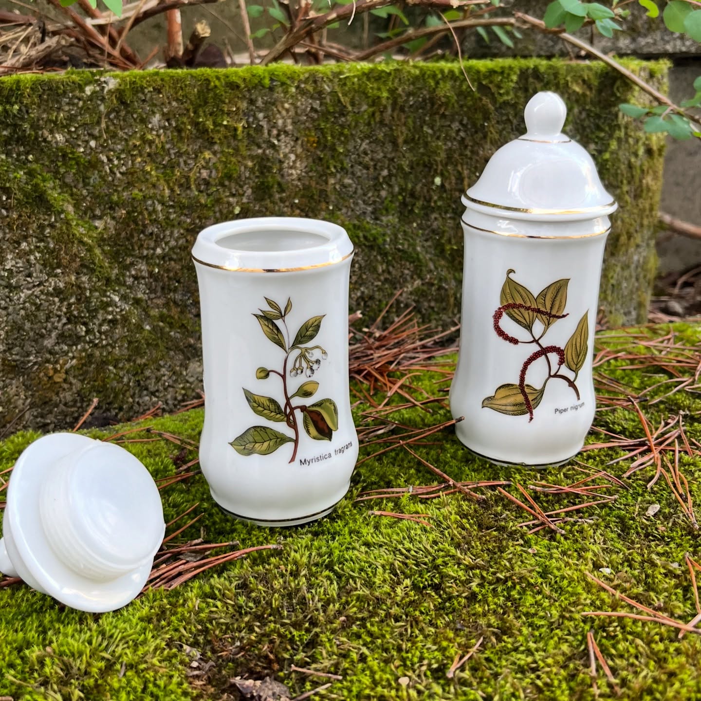 Paire de pots à épices en porcelaine – Bild 3