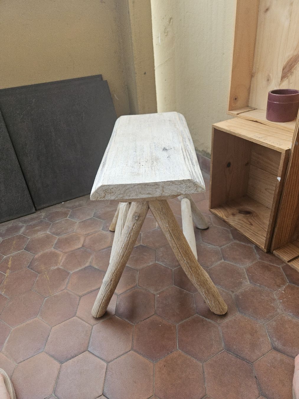 Petit banc brutaliste bois clair – Image 3