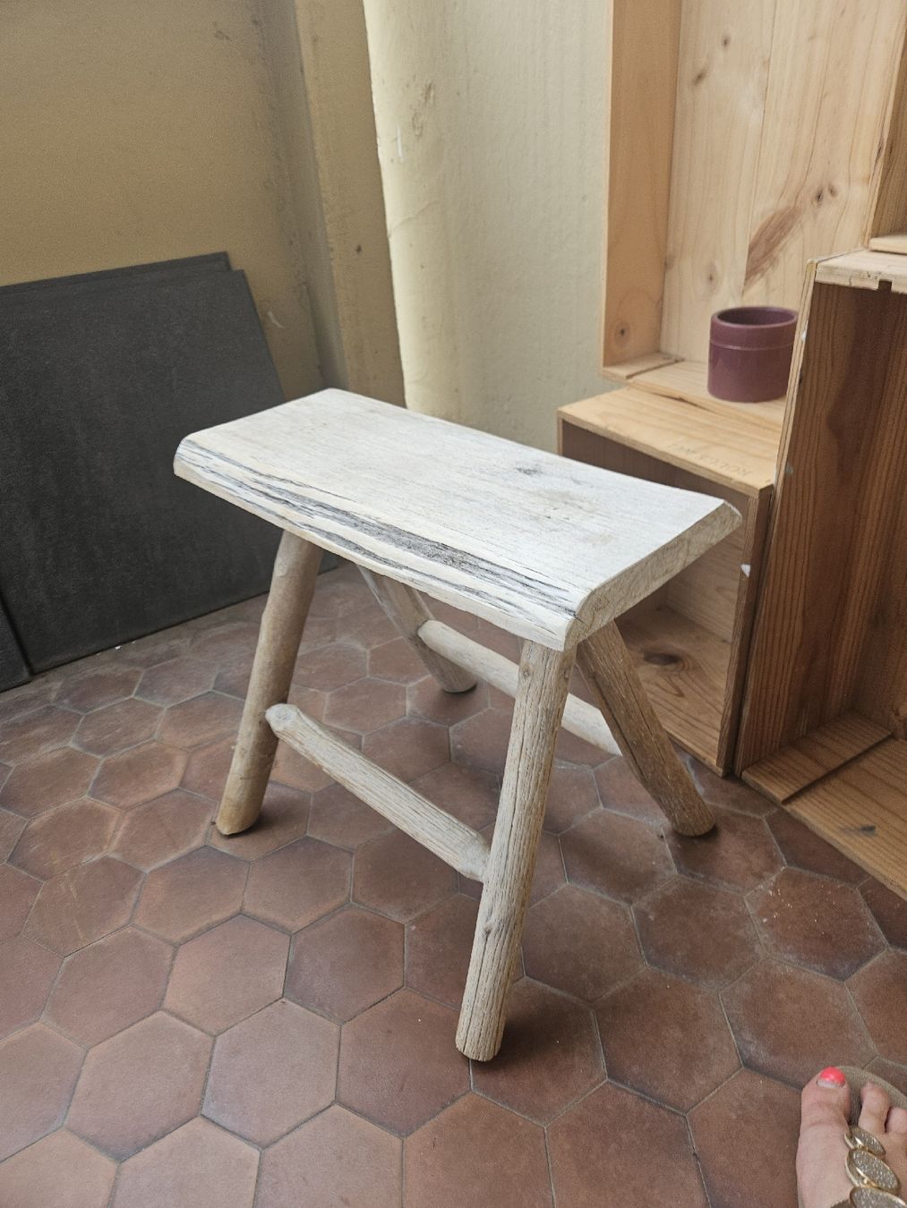 Petit banc brutaliste bois clair – Image 4