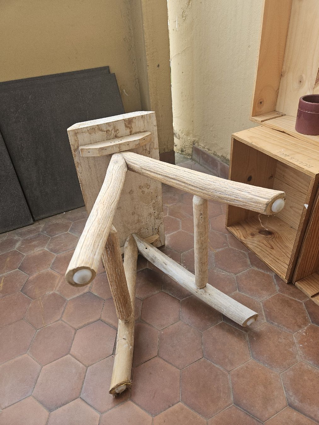 Petit banc brutaliste bois clair – Image 5