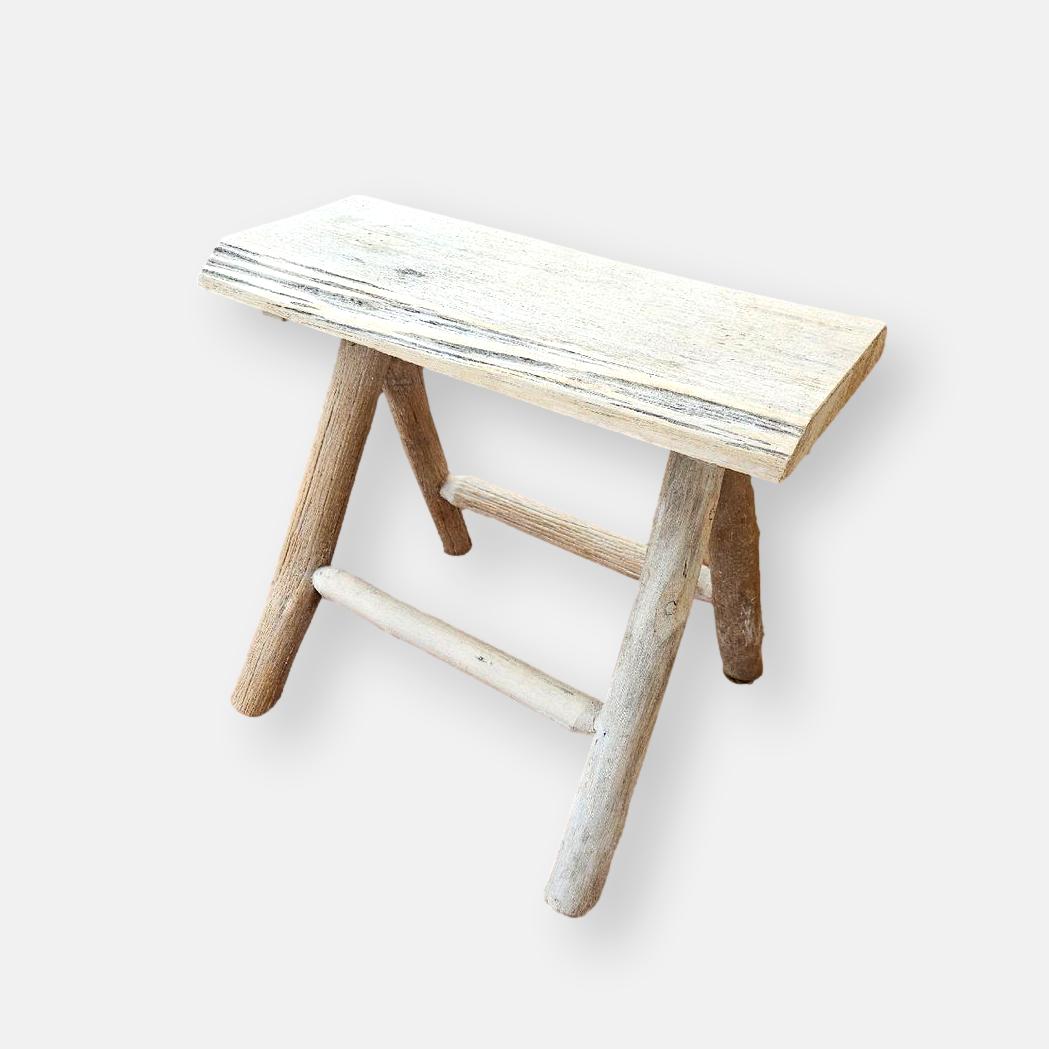 Petit banc brutaliste bois clair