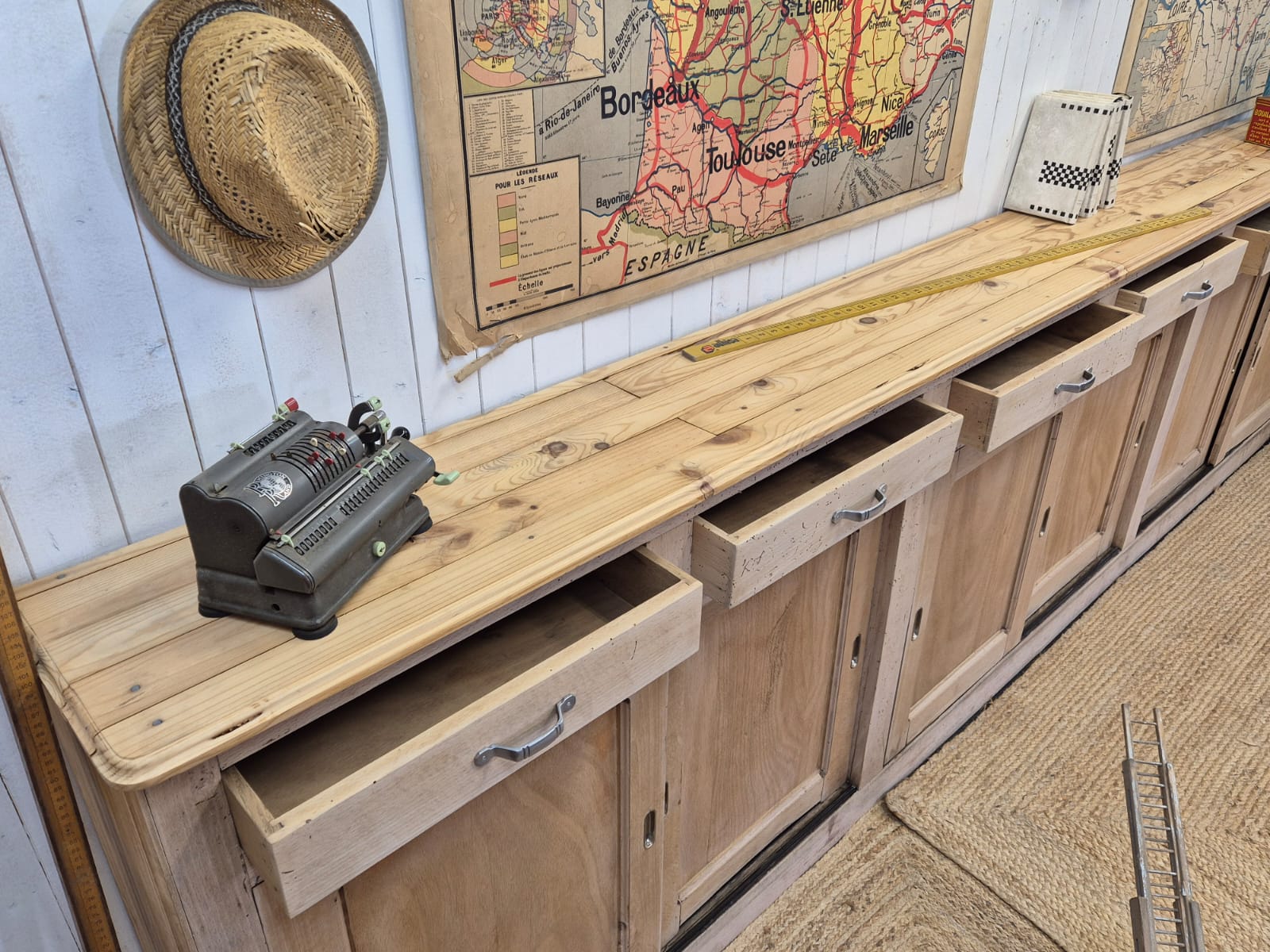 Ancien comptoir d'école – Image 5