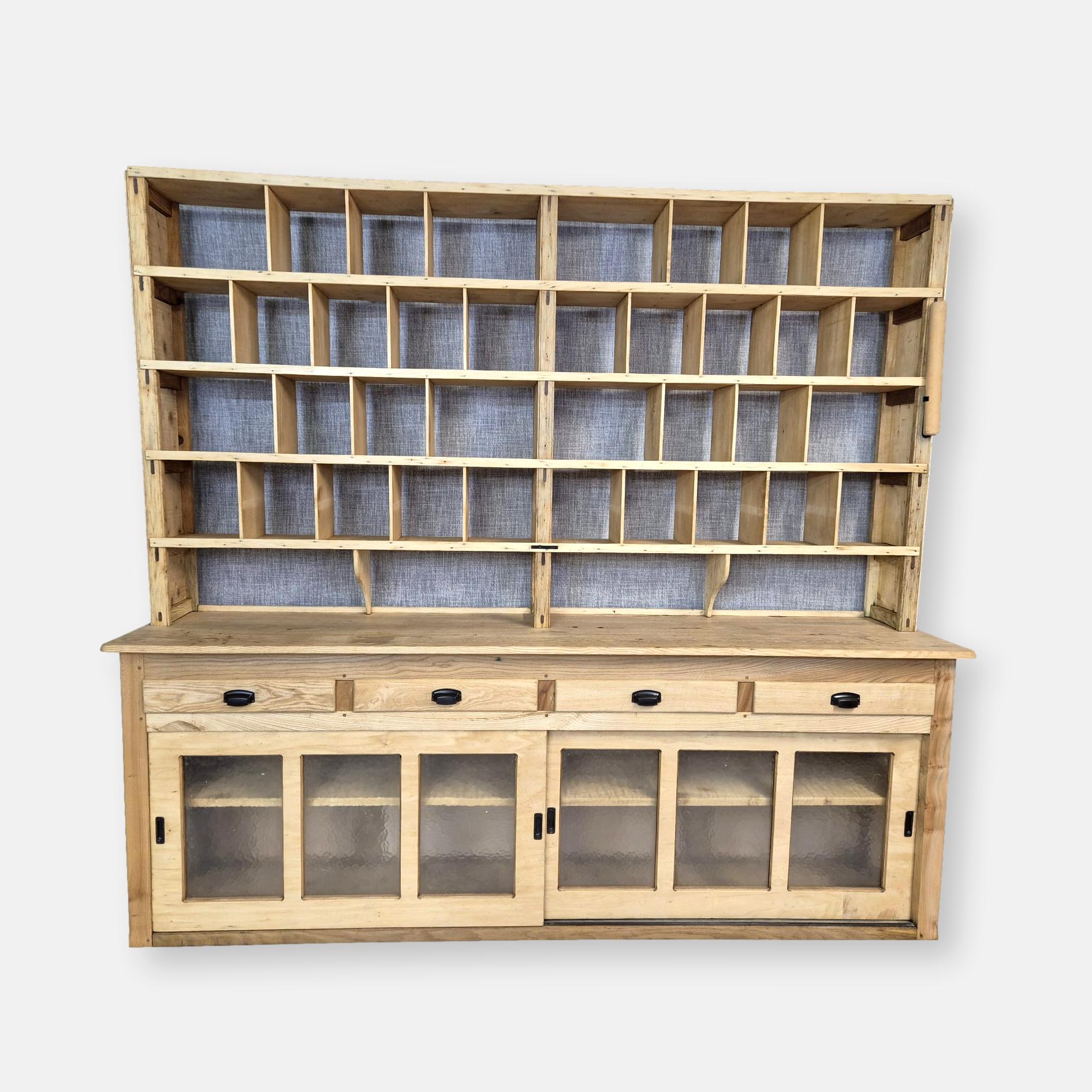 Ancien meuble de métier