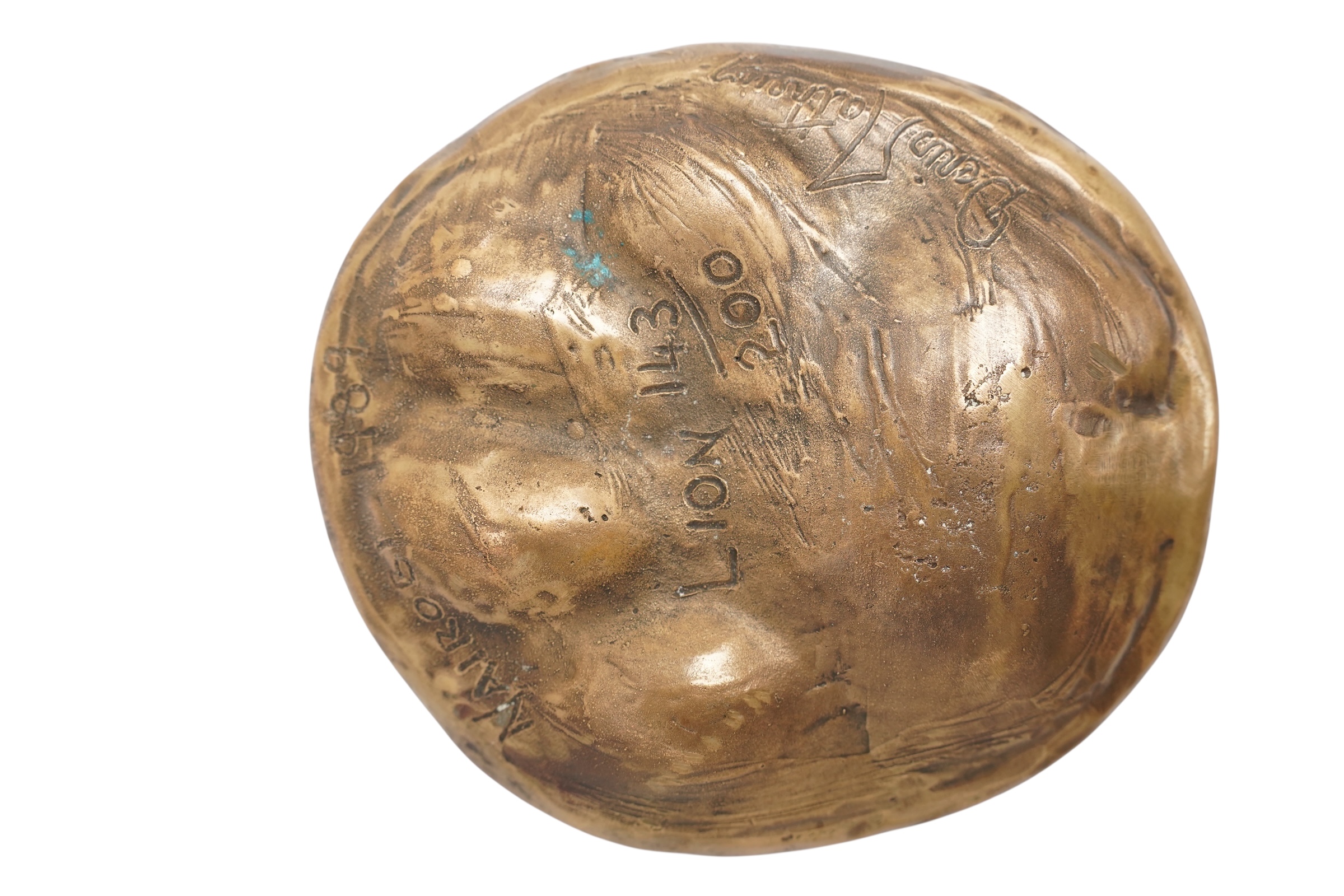 Sculpture en bronze d’une pâte de lion – Bild 4