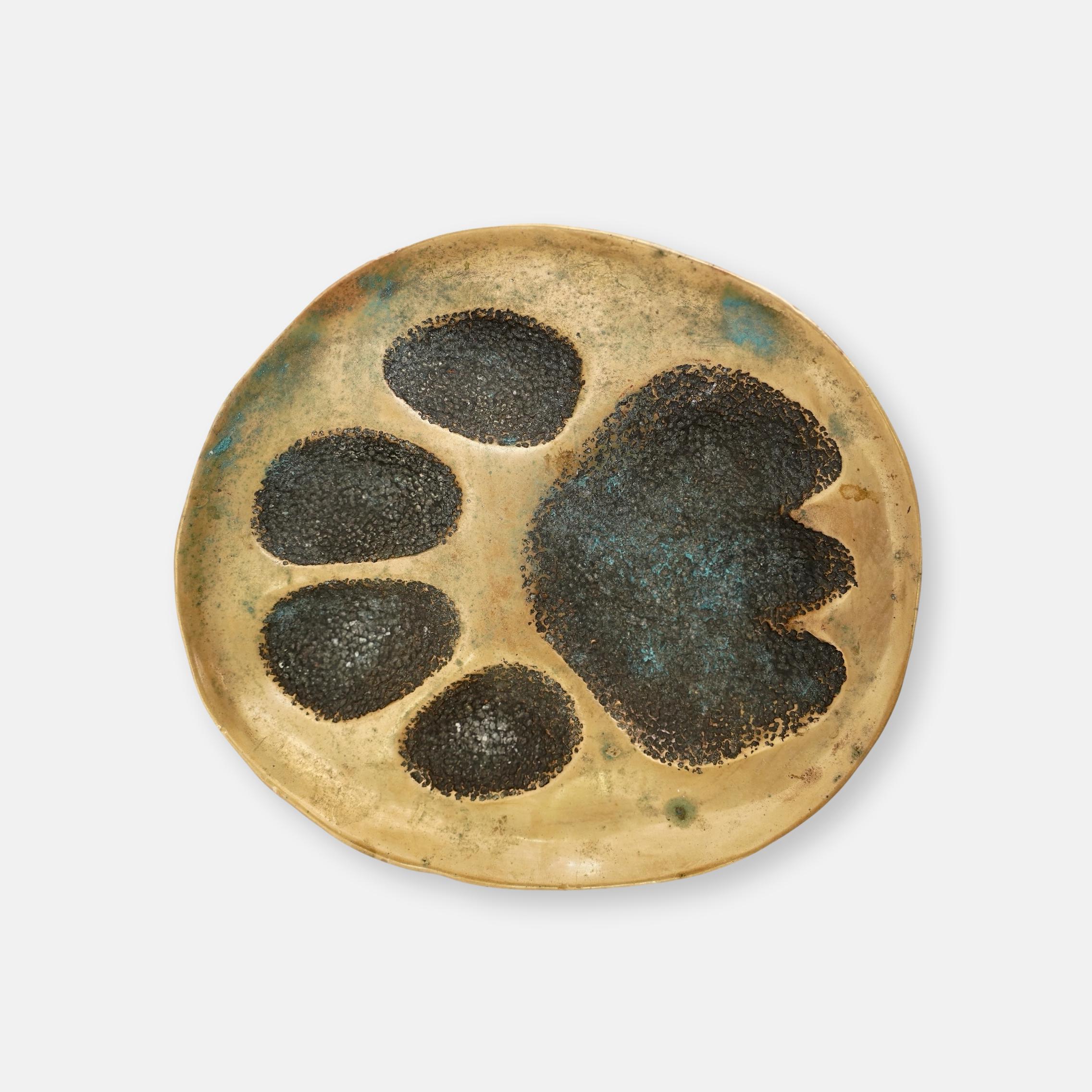 Sculpture en bronze d’une pâte de lion