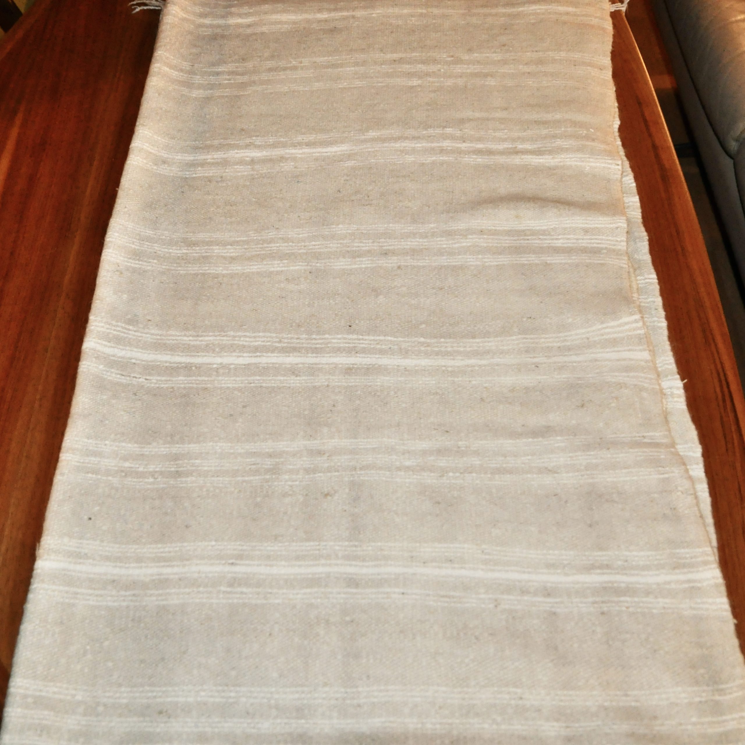 Couverture tissée main en laine d'agneau douce – Image 2