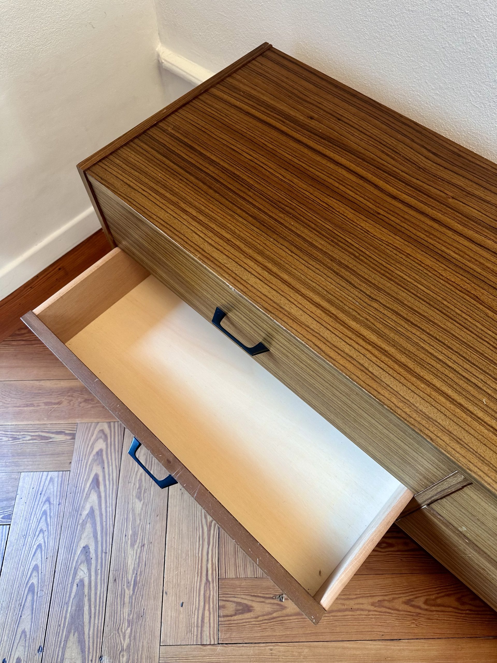 Commode basse vintage 4 tiroirs – Image 7