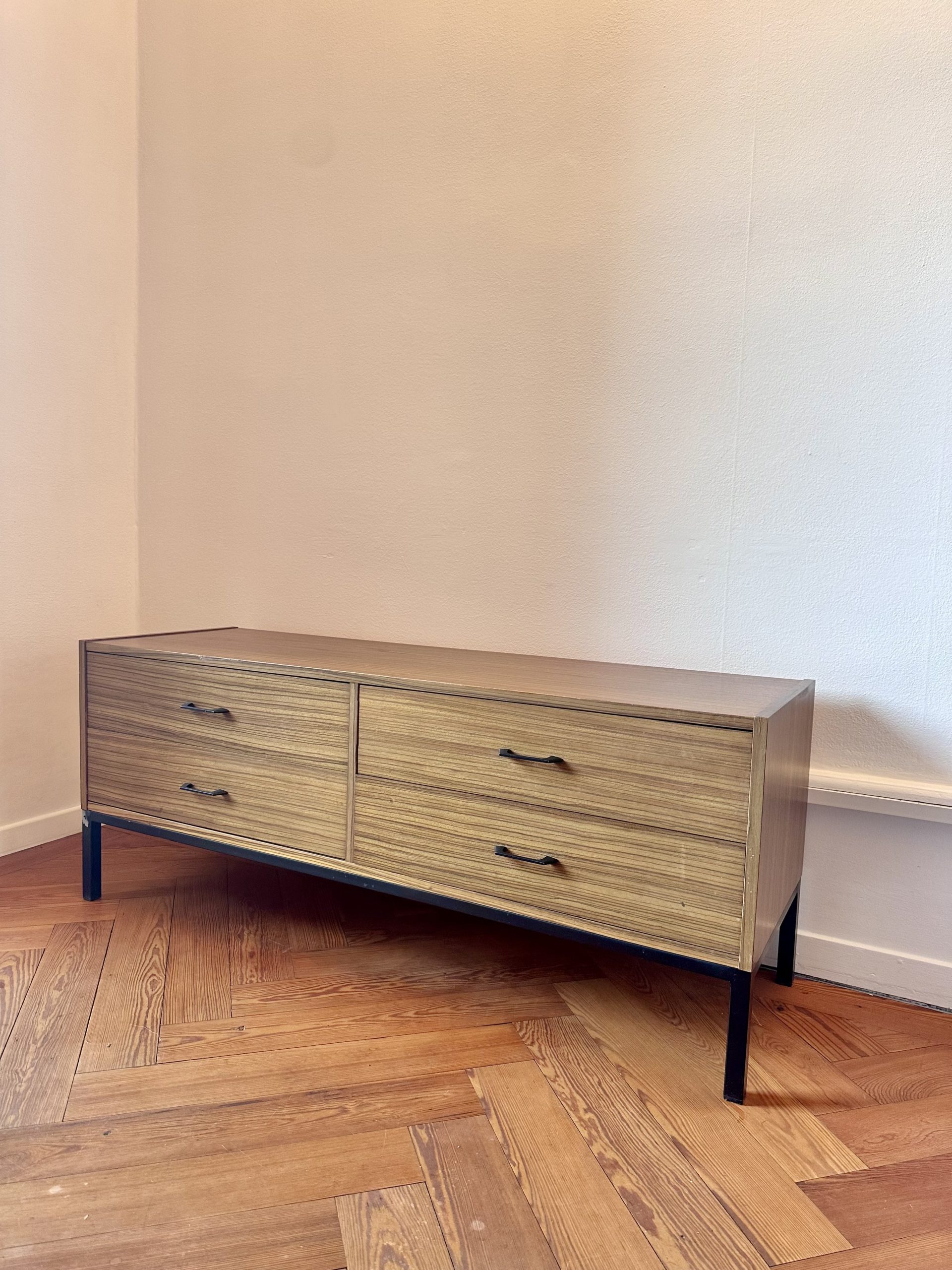 Commode basse vintage 4 tiroirs – Image 3