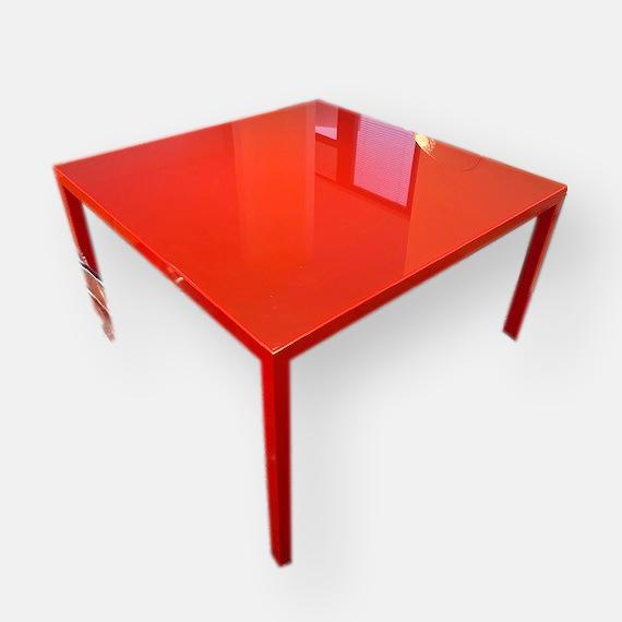 Table design rouge métal et verre