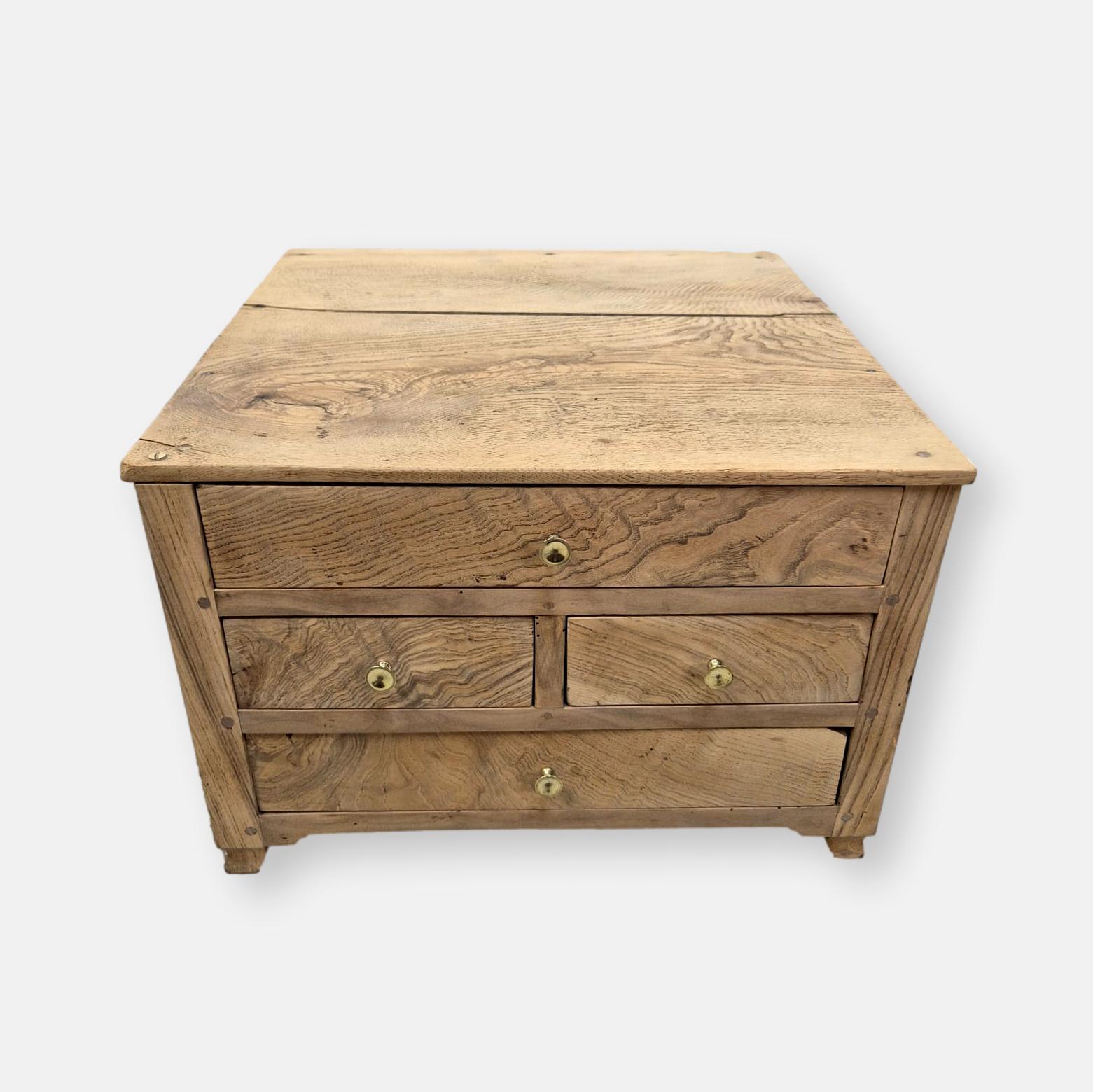 Ancienne commode de maîtrise