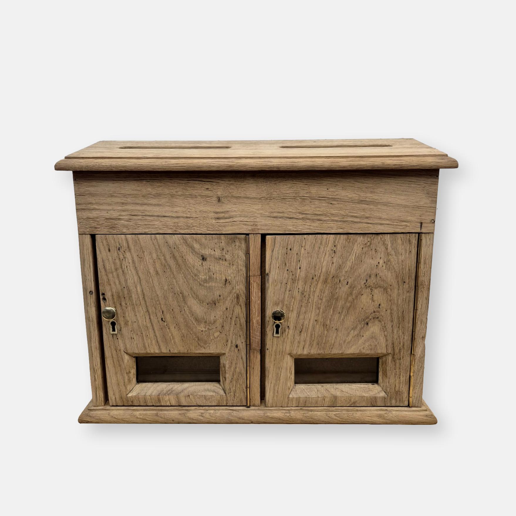 Ancien bloc boîtes aux lettres