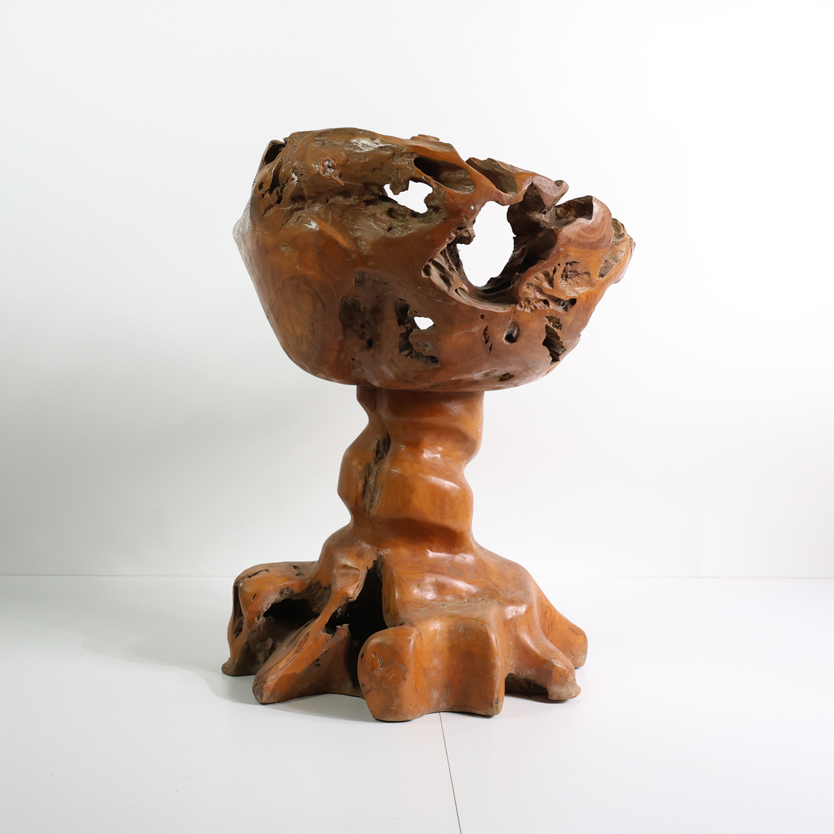 Fauteuil en bois massif sculpté années 70 – Image 2