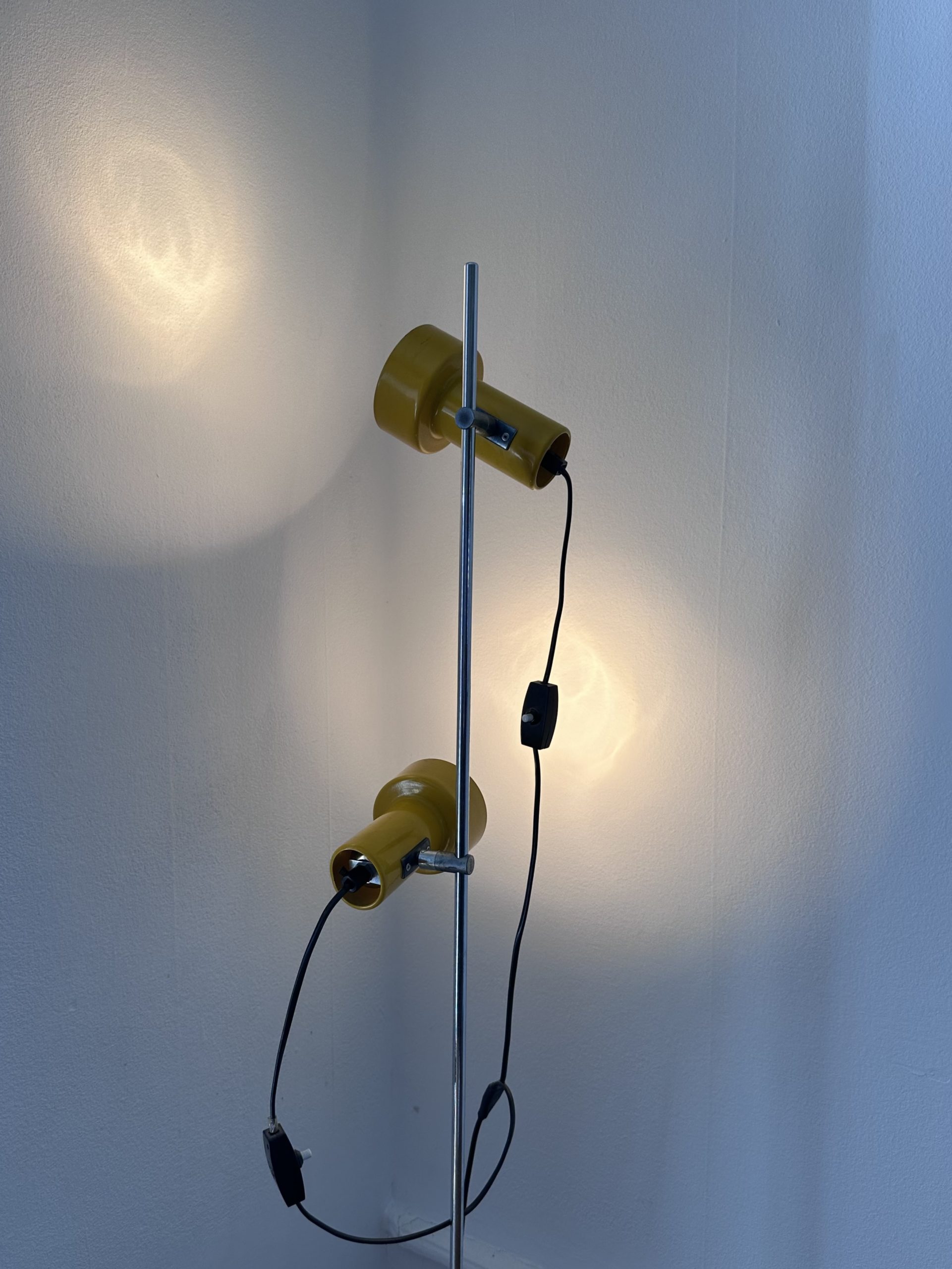 Lampe de sol Stralux 2 spots jaune vif – Image 5