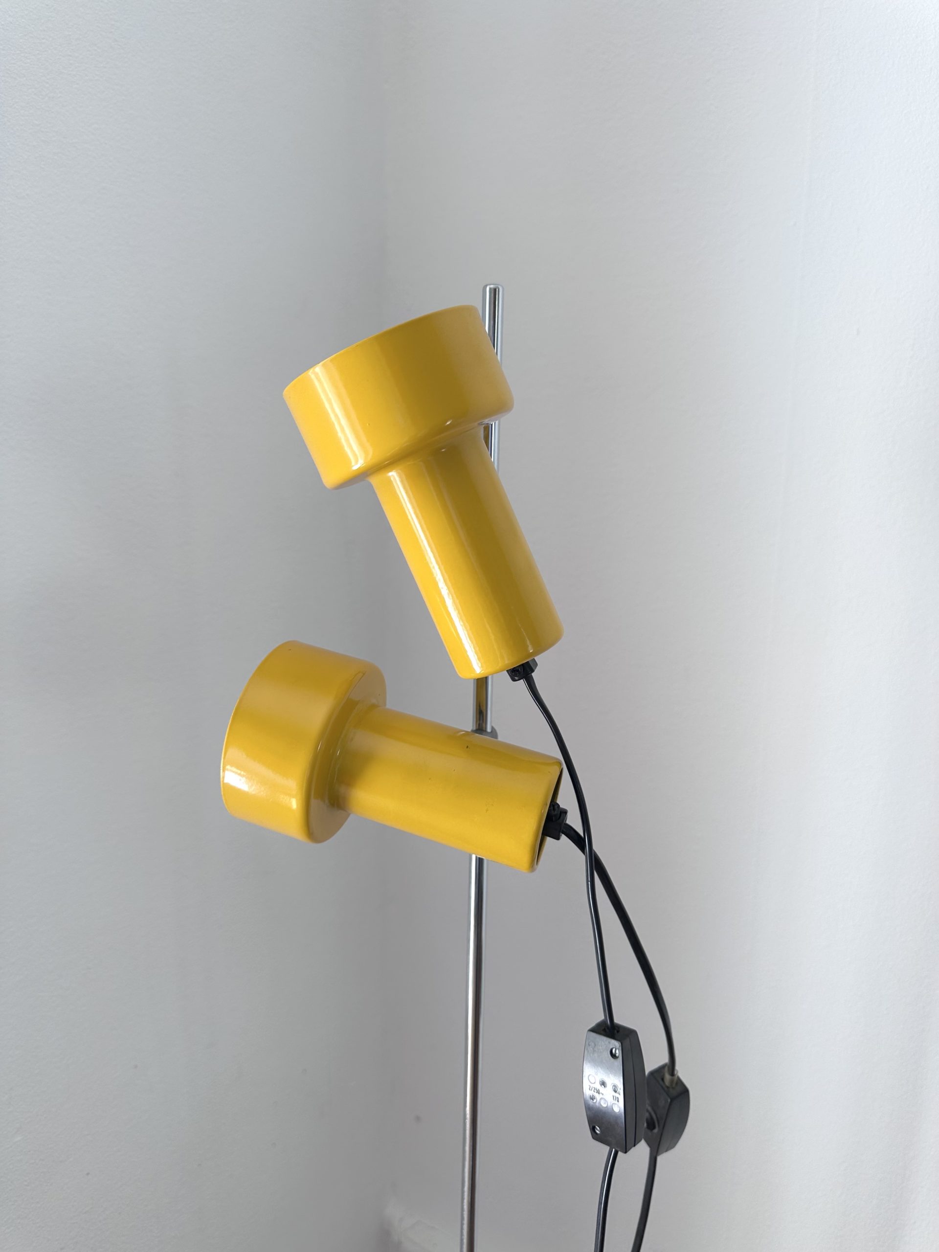 Lampe de sol Stralux 2 spots jaune vif – Image 10