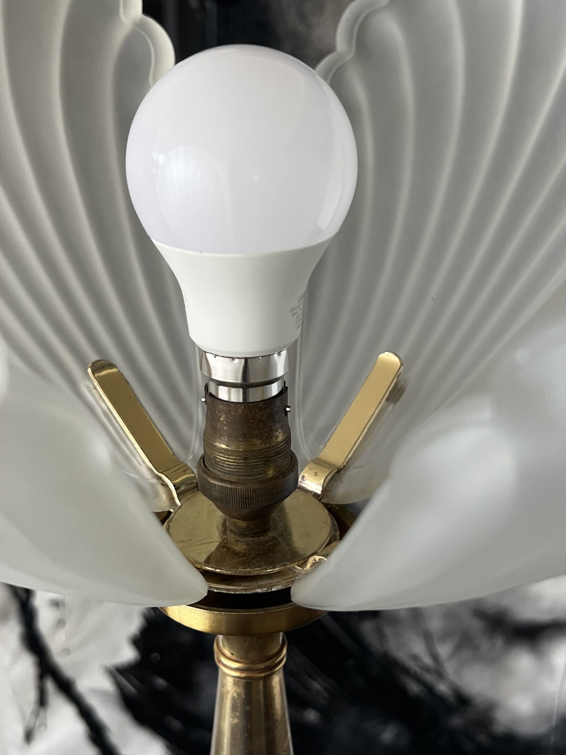 Lampadaire en laiton et vasque coquillage en verre dépoli – Image 12