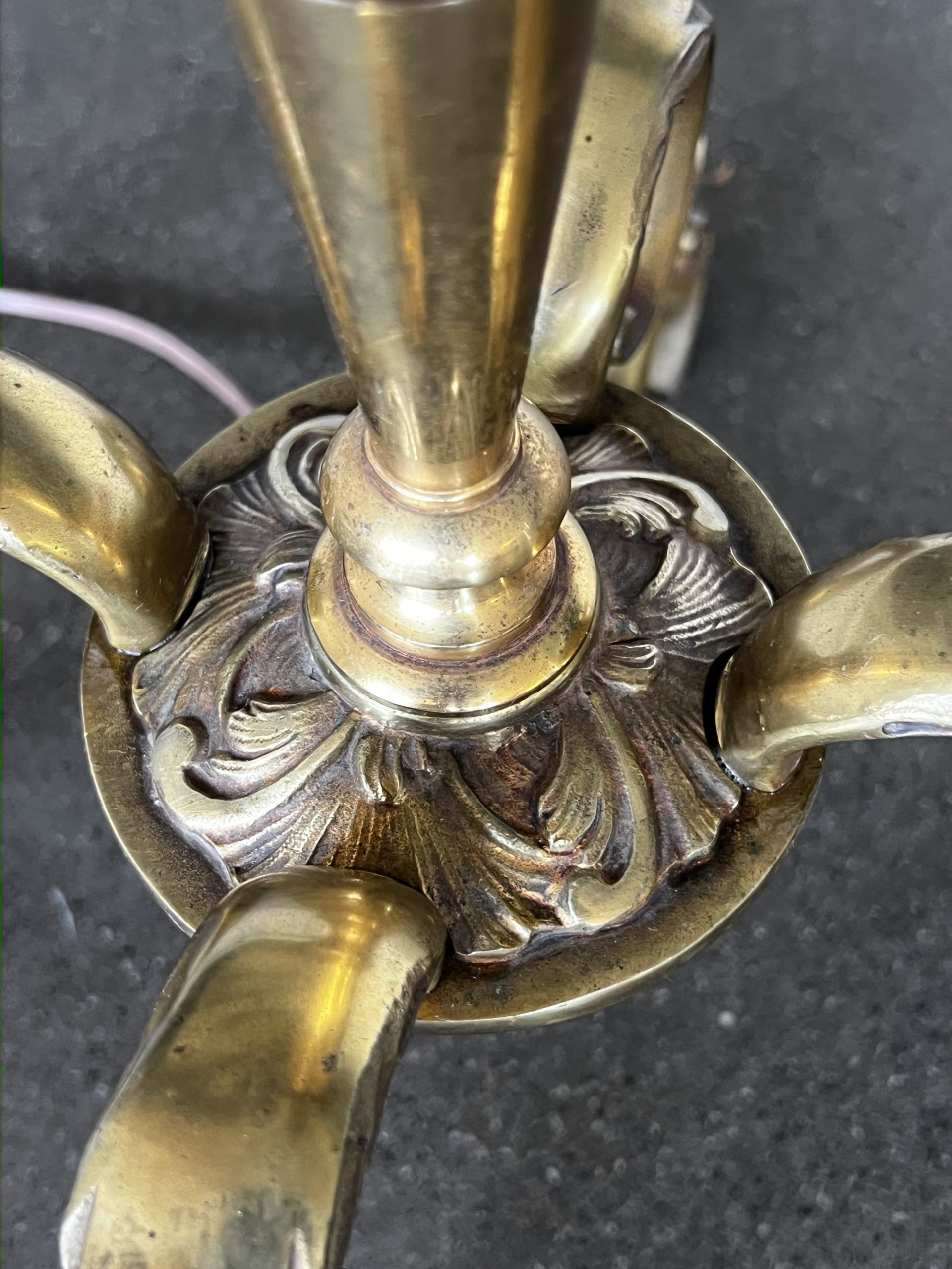 Lampadaire en laiton et vasque coquillage en verre dépoli – Image 11