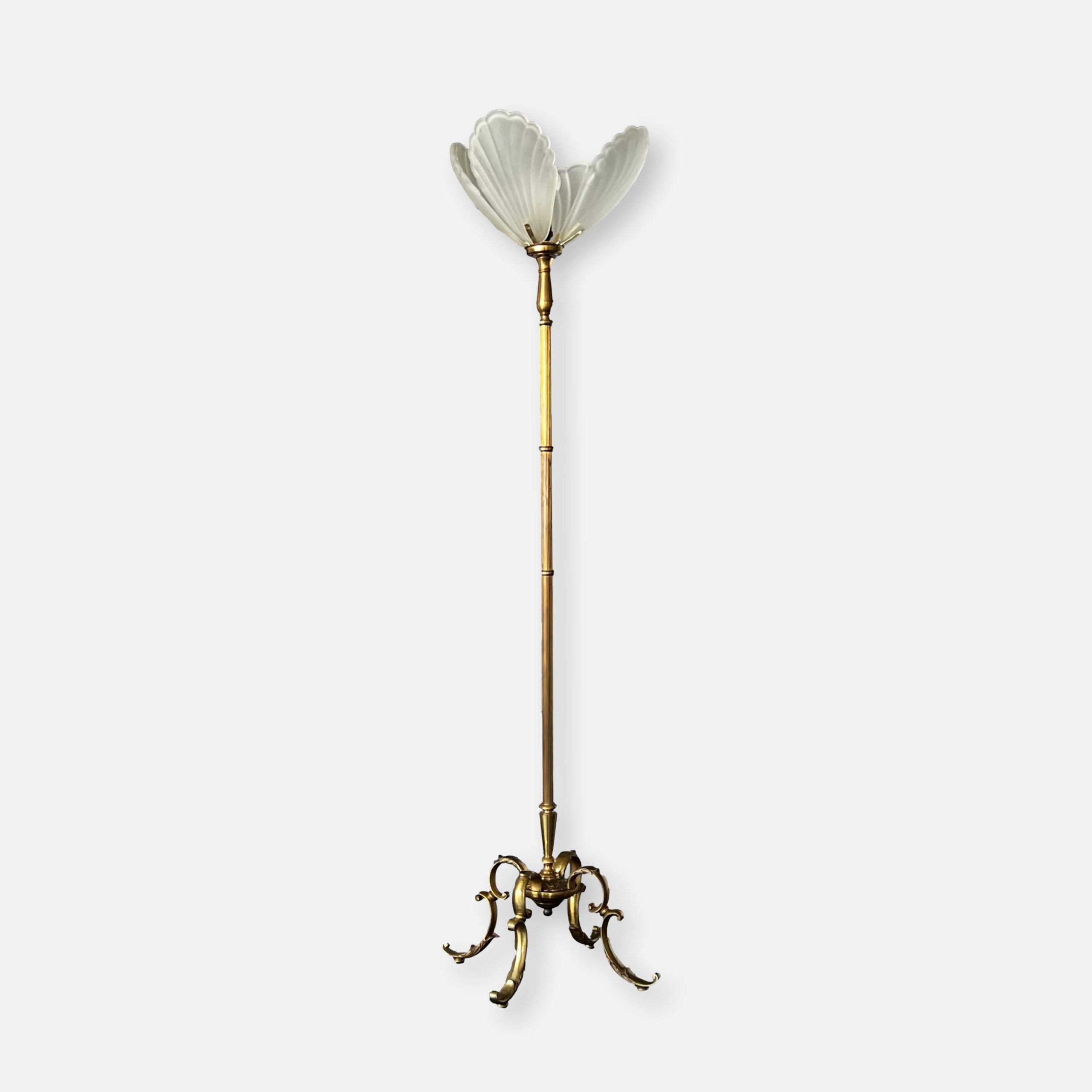 Lampadaire en laiton et vasque coquillage en verre dépoli