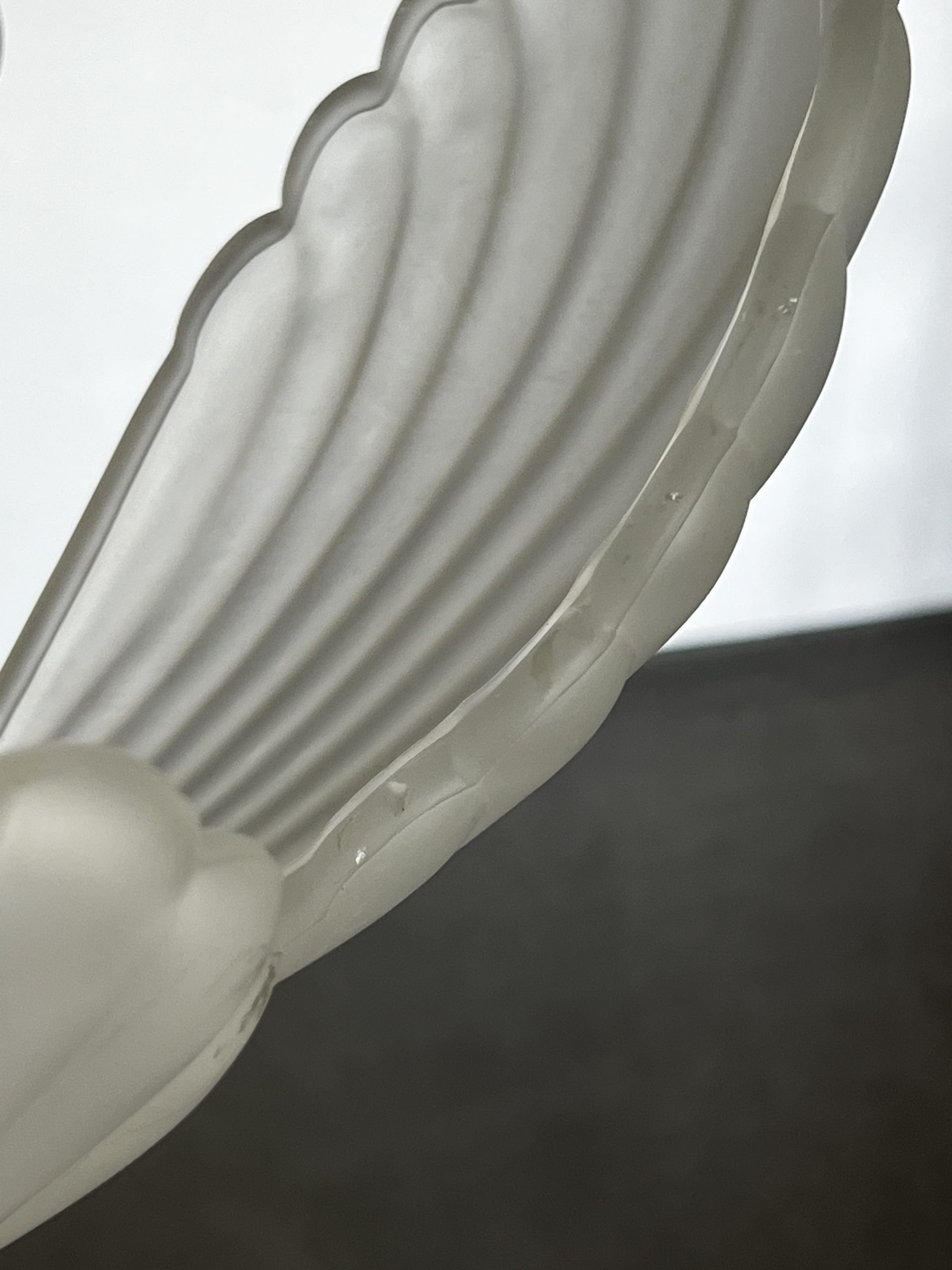 Lampadaire en laiton et vasque coquillage en verre dépoli – Image 13