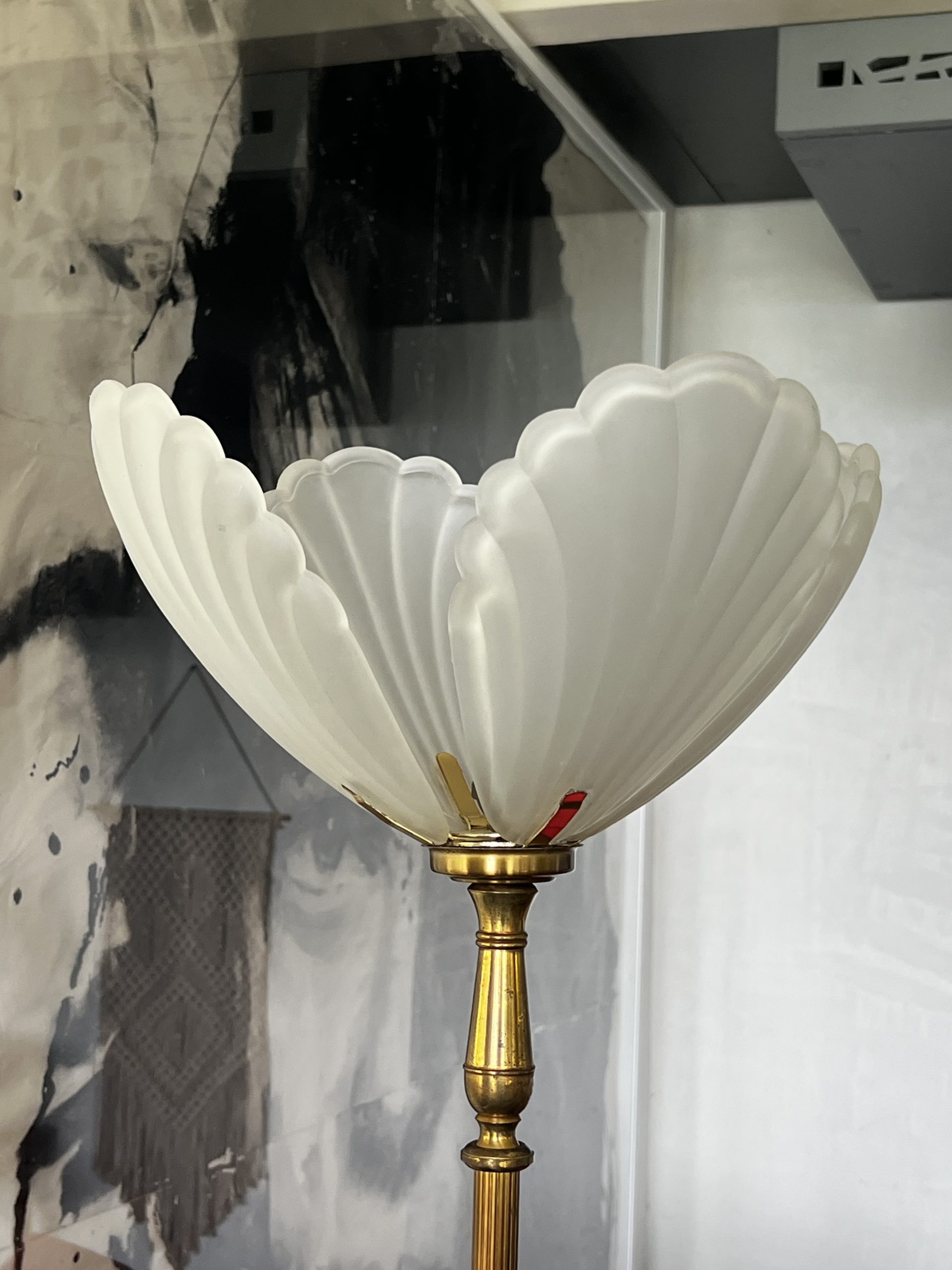 Lampadaire en laiton et vasque coquillage en verre dépoli – Image 8