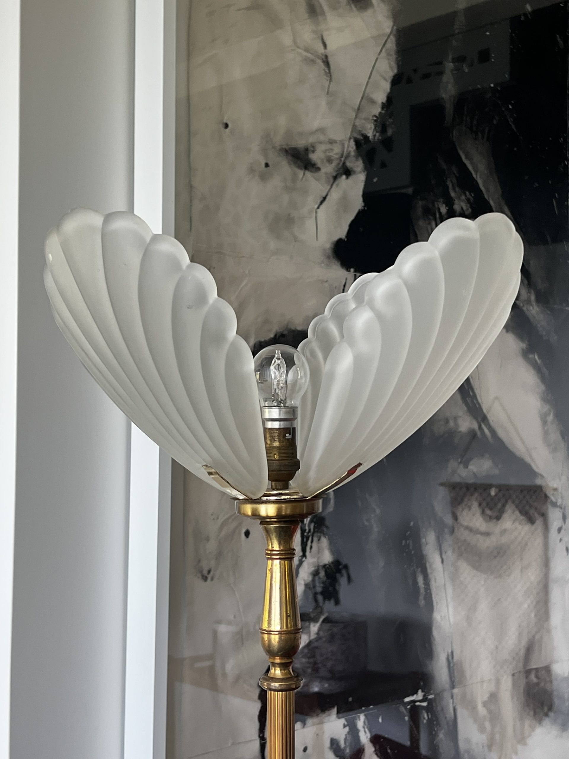Lampadaire en laiton et vasque coquillage en verre dépoli – Image 9