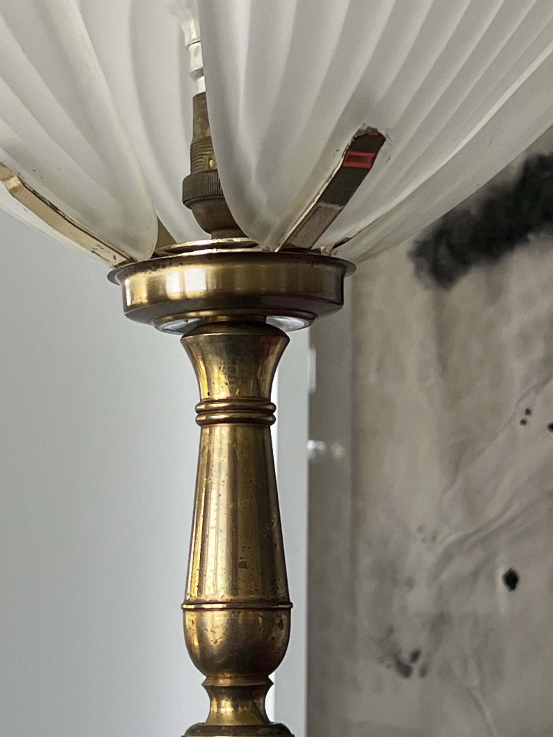 Lampadaire en laiton et vasque coquillage en verre dépoli – Image 6