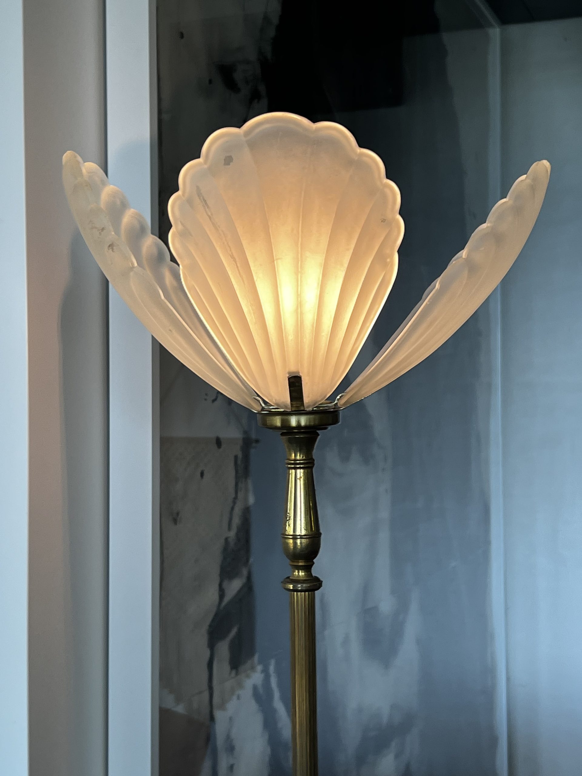 Lampadaire en laiton et vasque coquillage en verre dépoli – Image 5