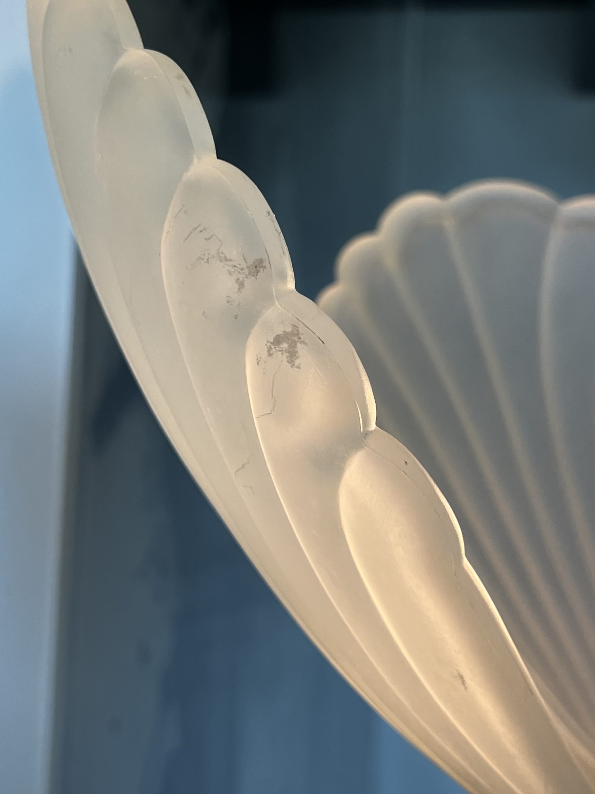 Lampadaire en laiton et vasque coquillage en verre dépoli – Image 7