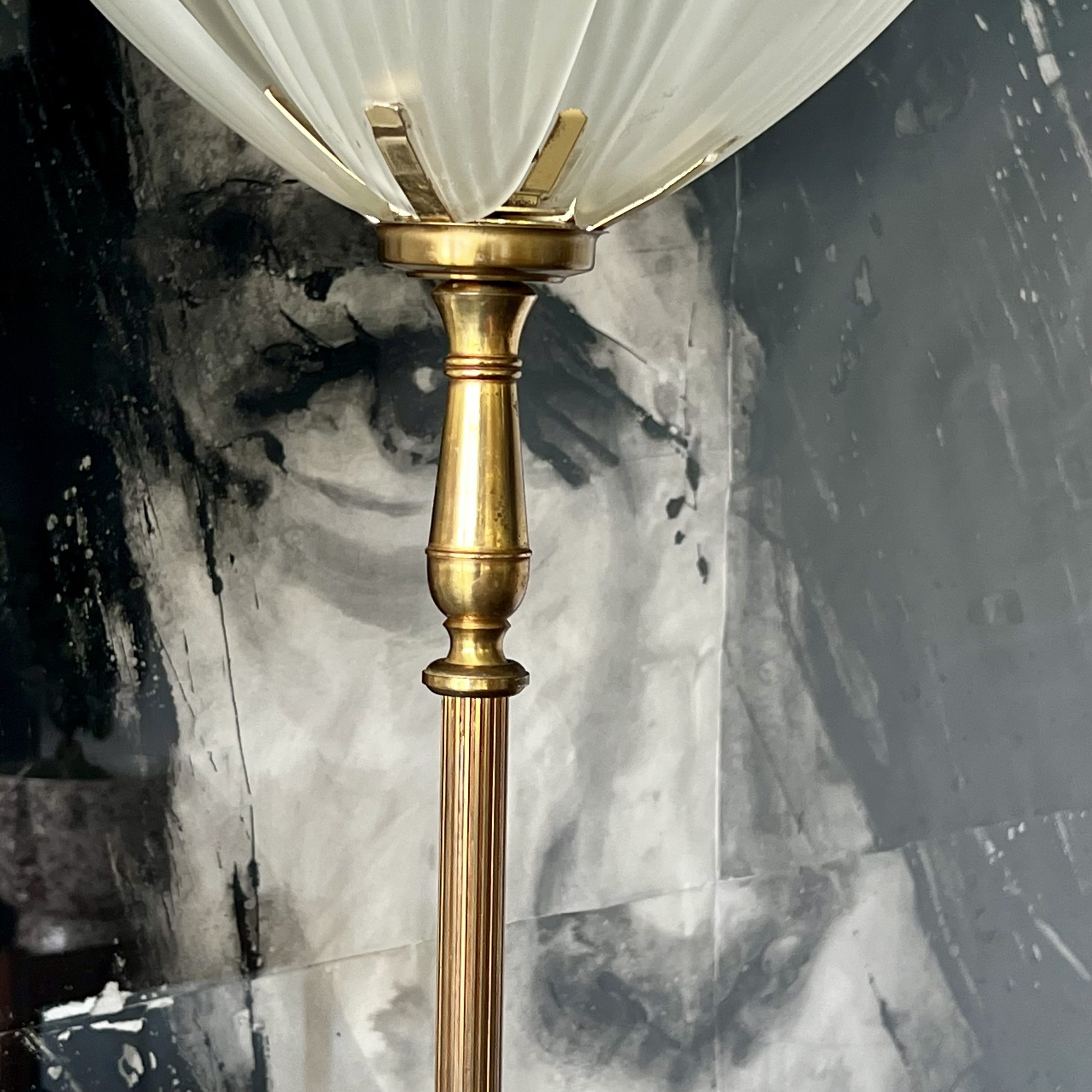 Lampadaire en laiton et vasque coquillage en verre dépoli – Image 4