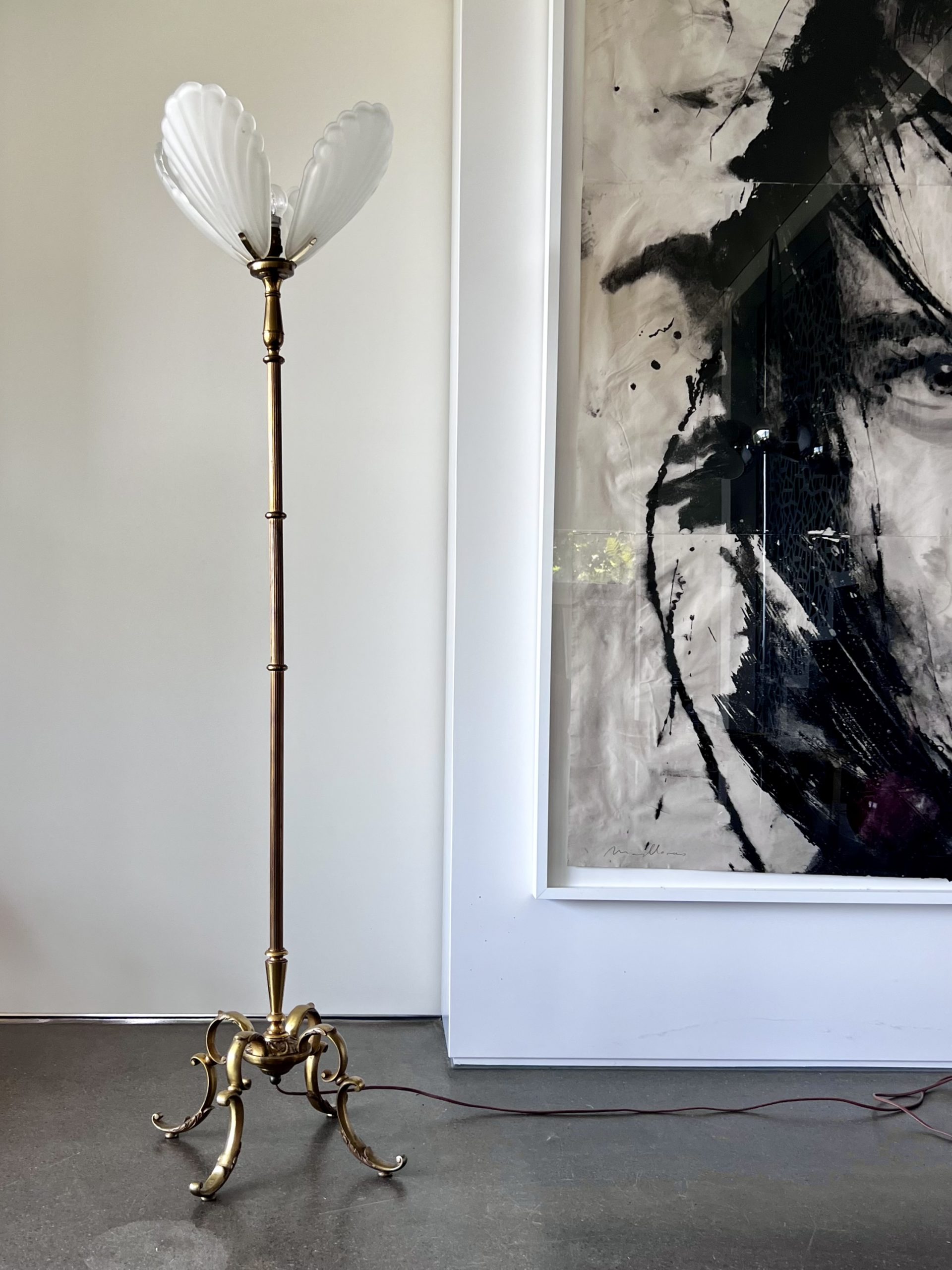 Lampadaire en laiton et vasque coquillage en verre dépoli – Image 10