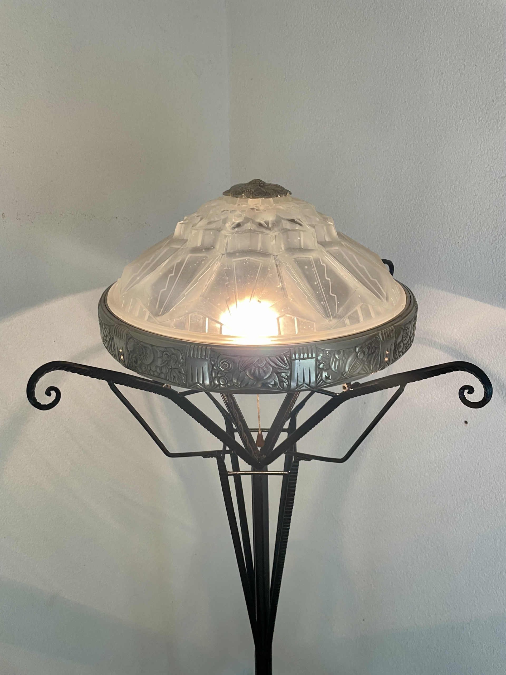 Lampadaire Art Déco, fer forgé et verre moulé, 1930 – Image 5
