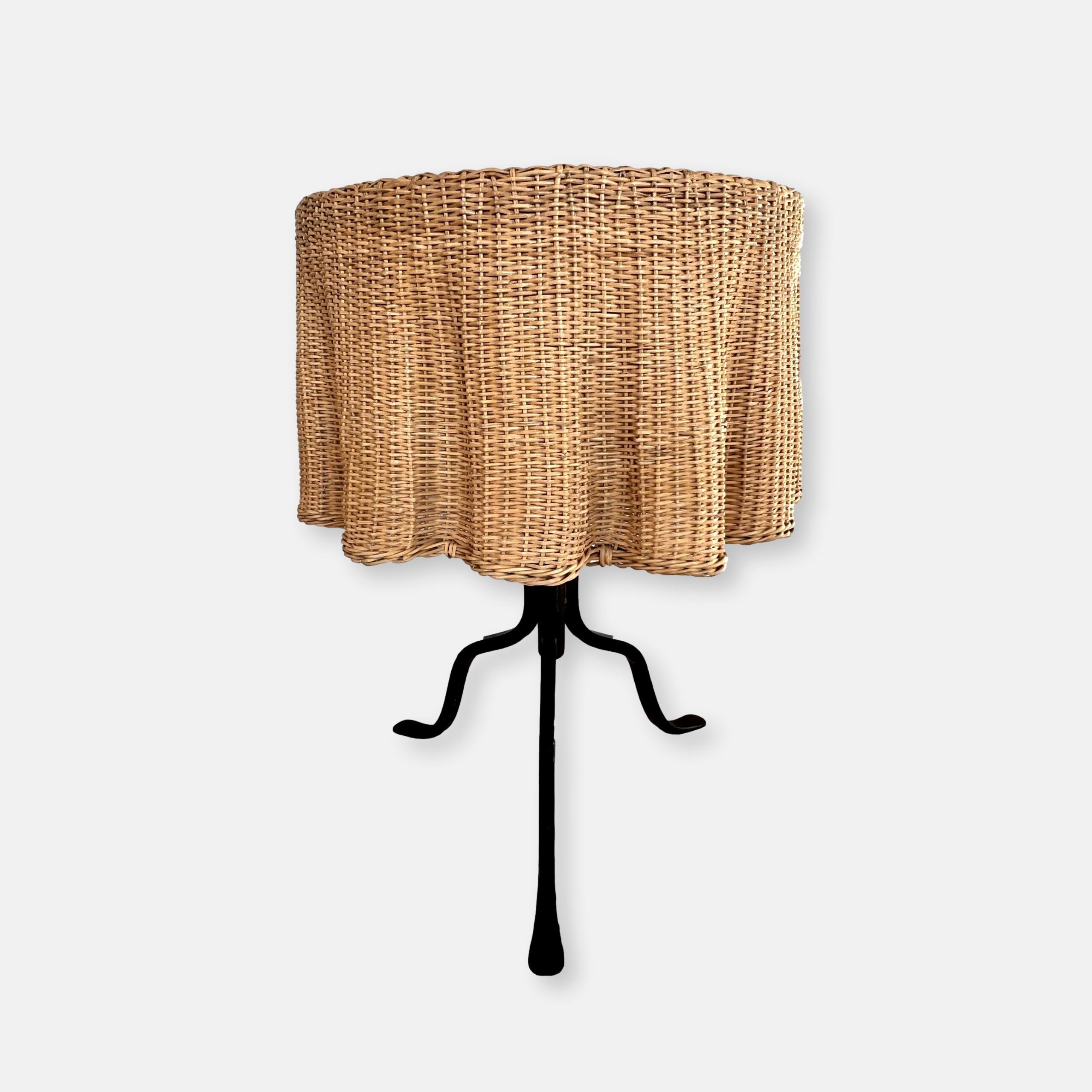 Table d’appoint « Ghost Table » en osier – France, années 70
